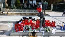 pios-ine-o-prosachthis-pou