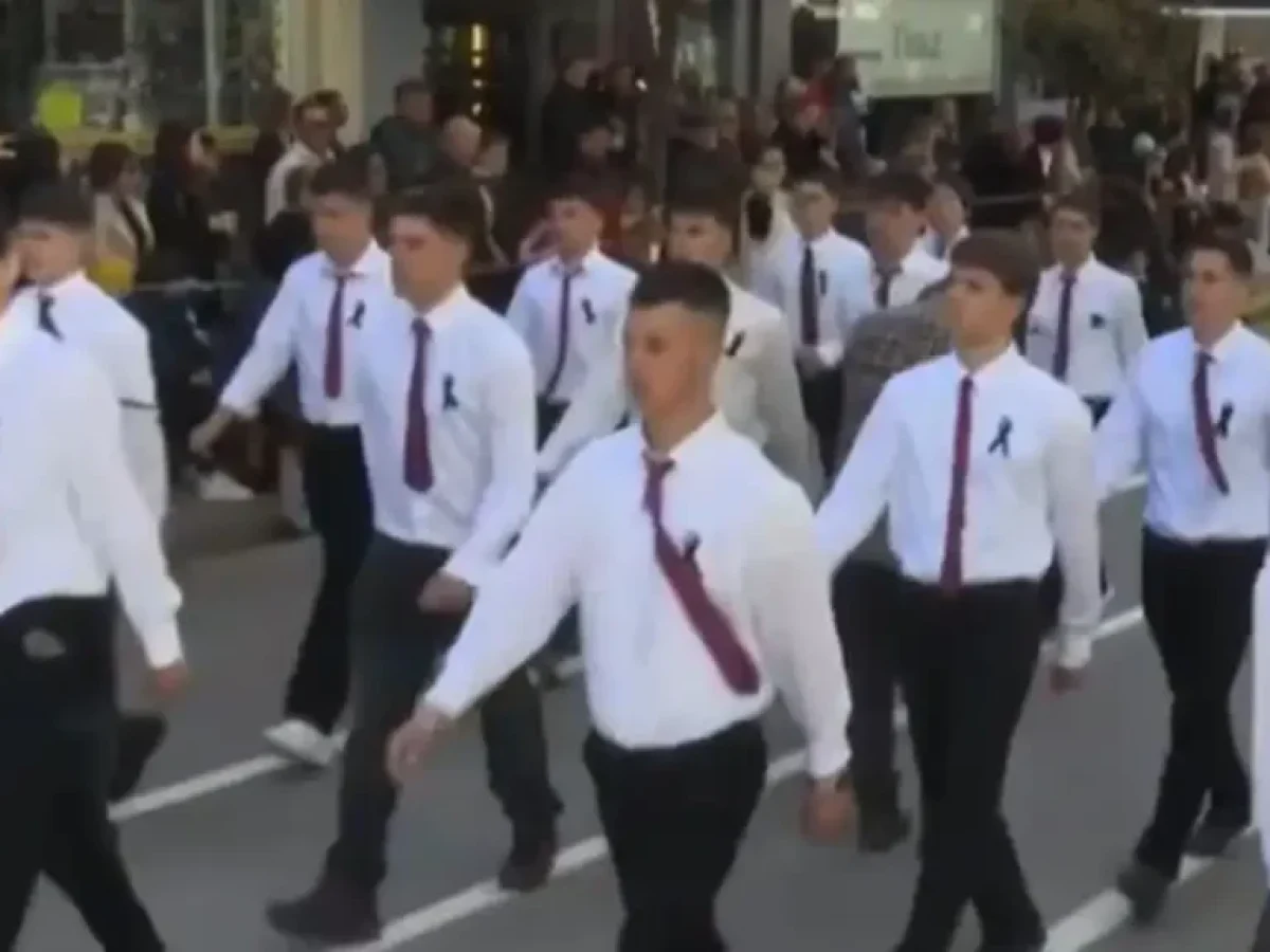 Πύργος: Μαθητές παρέλασαν με μαύρες κορδέλες για τον συμμαθητή τους που σκοτώθηκε πέφτοντας από μπαλκόνι