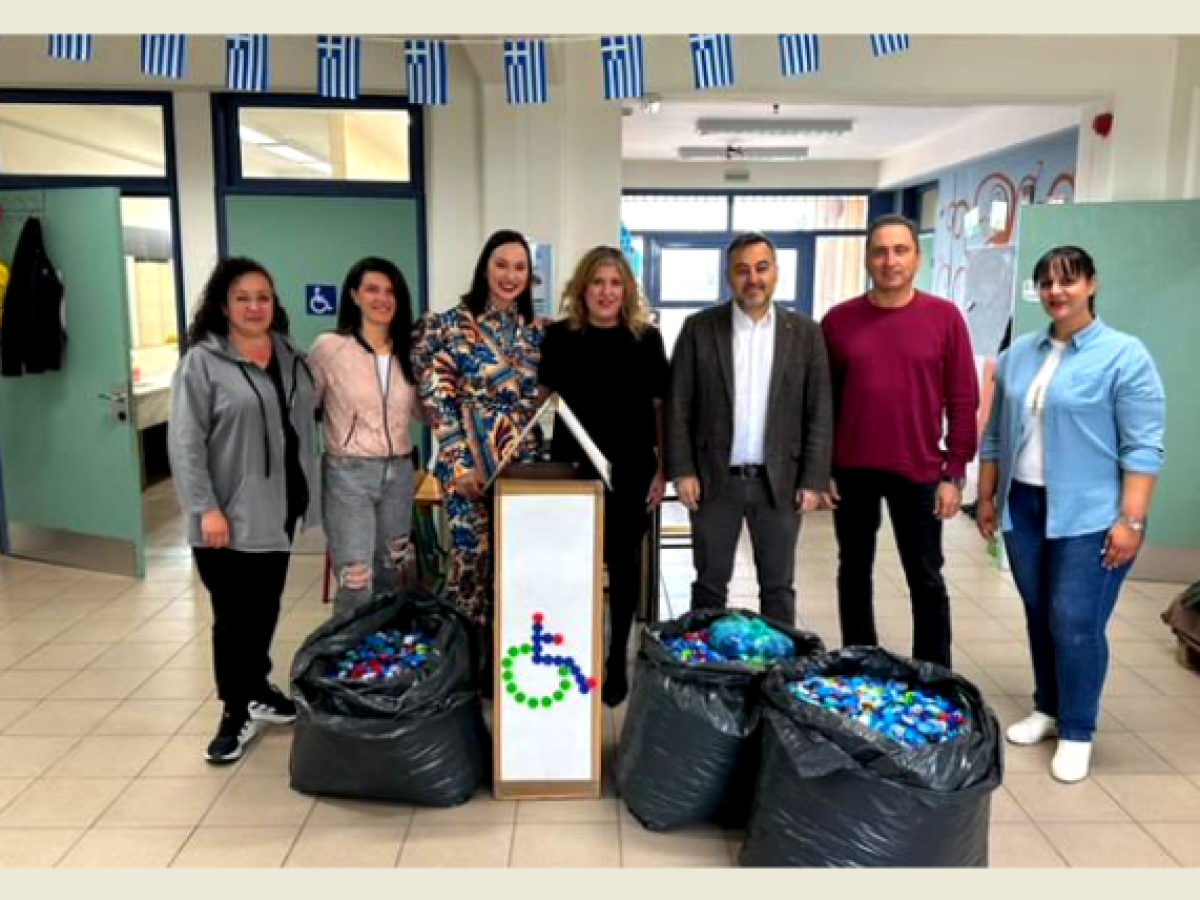 Πλαστικά καπάκια για προμήθεια αναπηρικού αμαξιδίου παρέδωσε στο Ειδικό Σχολείο Μελέτης ο Δήμος Ιάσμου