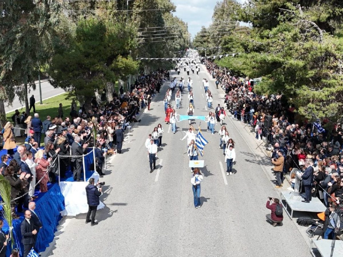 Πλήθος κόσμου στη μαθητική παρέλαση στη Βουλιαγμένη