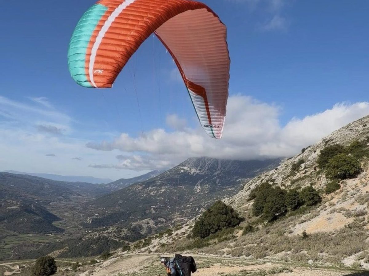 Πολύχρωμα αλεξίπτωτα πλαγιάς στον ουρανό του Εμπεσού