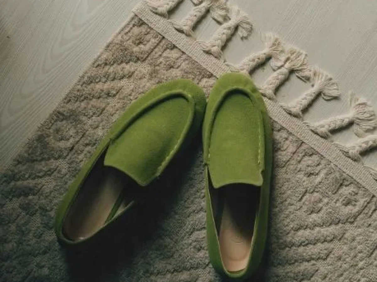 Πώς να Καθαρίσετε Λάδι από Σουέντ Παπούτσια Χωρίς να Καταστρέψετε την Υφή τους