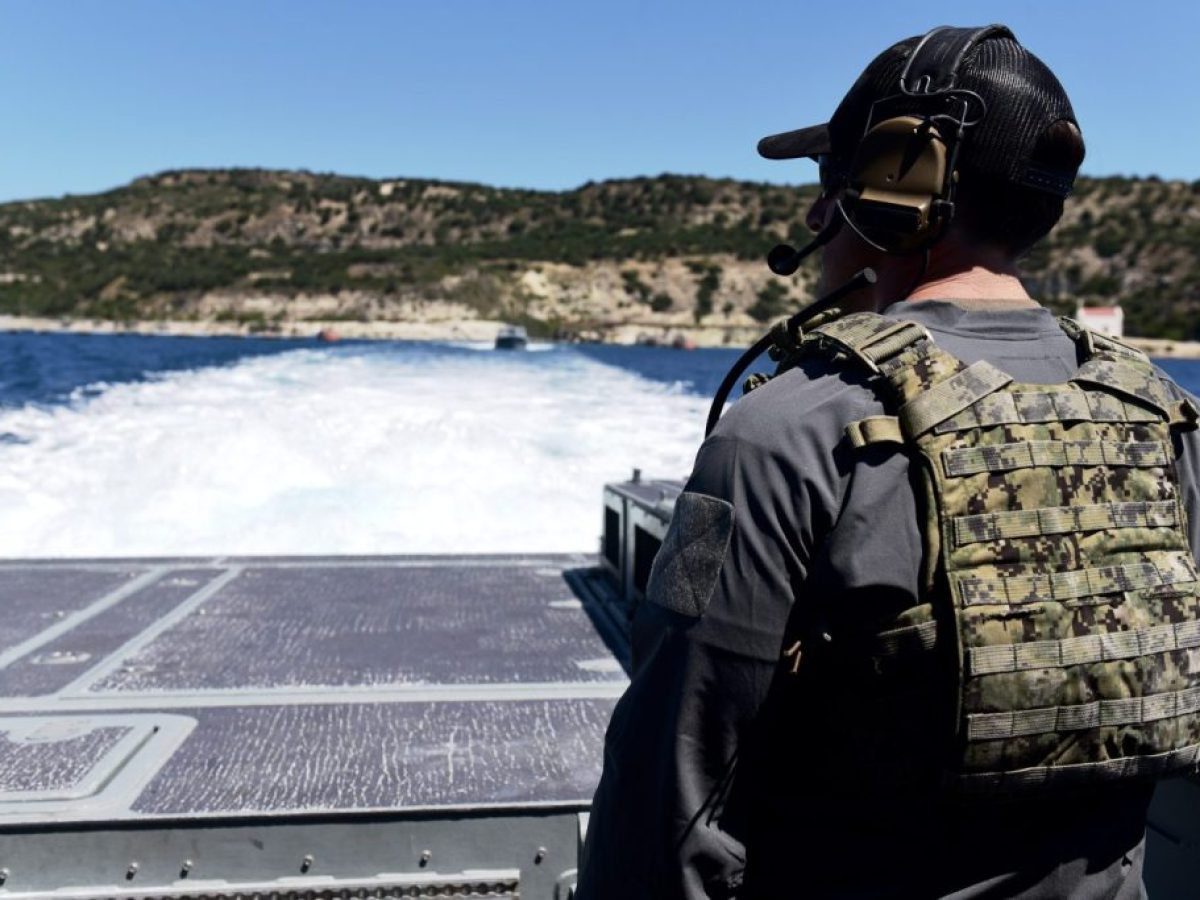 &Pi;&rho;&omicron;&sigma;&alpha;&gamma;&omega;&gamma;ή &alpha;&tau;ό&mu;&omicron;&upsilon; &gamma;&iota;&alpha; &kappa;&alpha;&tau;&alpha;&sigma;&kappa;&omicron;&pi;&epsilon;ί&alpha; &ndash; &Phi;&omega;&tau;&omicron;&gamma;&rho;ά&phi;&iota;&zeta;&epsilon; &pi;&lambda;&omicron;ί&alpha; &sigma;&tau;&eta; &beta;ά&sigma;&eta; &tau;&eta;&sigmaf; &Sigma;&omicron;ύ&delta;&alpha;&sigmaf;