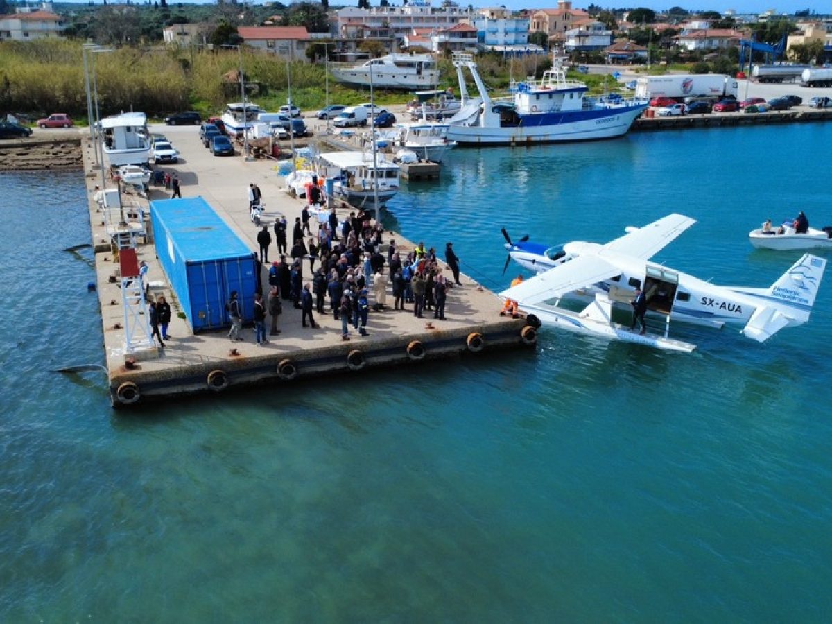 Πρώτη προσθαλάσσωση υδροπλάνου στην Κυλλήνη (φωτο)