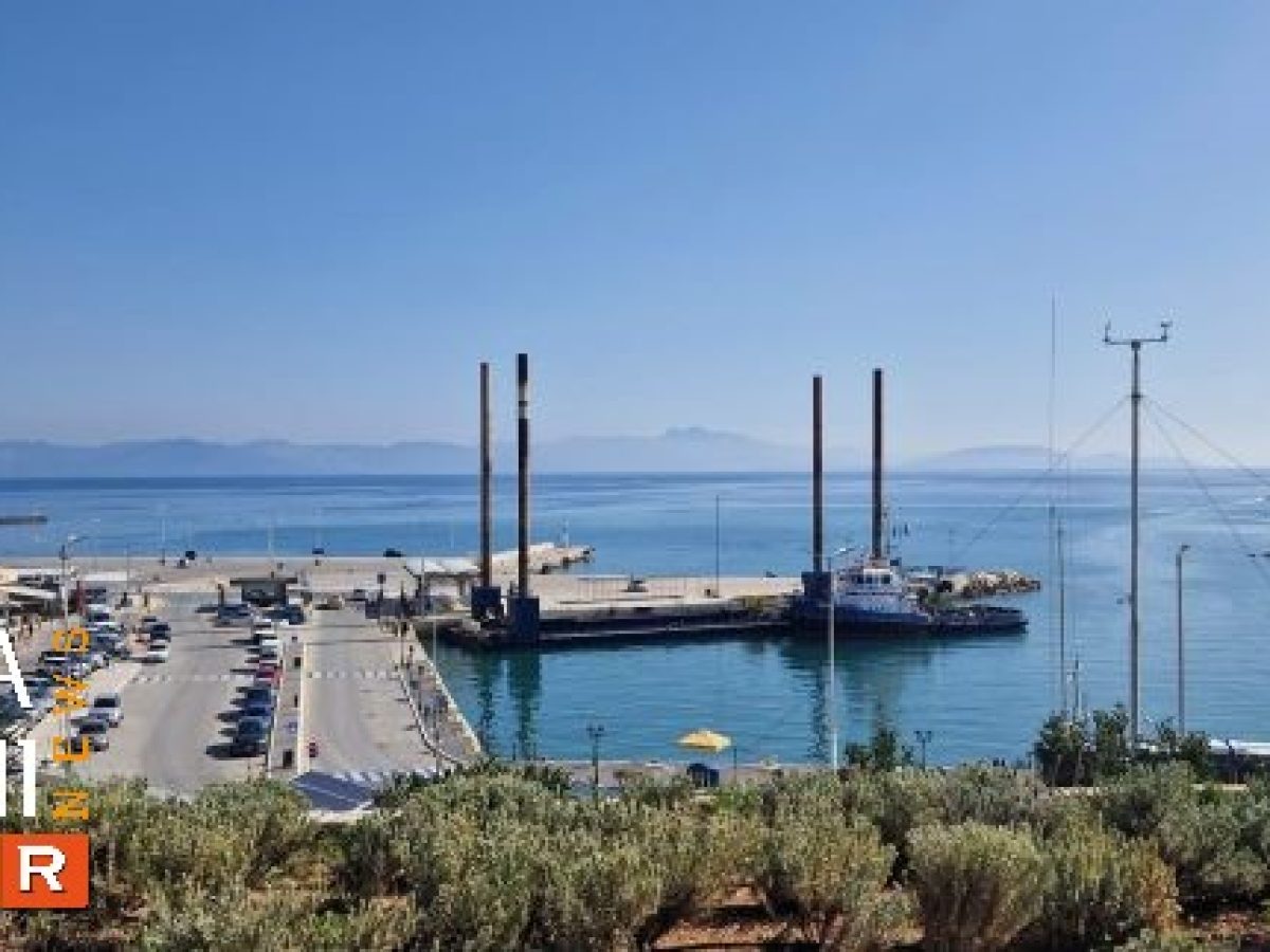 Ραφήνα: Η περίεργη πλωτή πλατφόρμα στο λιμάνι και η εκκωφαντική σιωπή των τοπικών αρχών