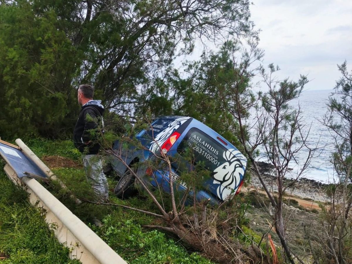 Ρέθυμνο: Από θαύμα σώθηκε οδηγός στον ΒΟΑΚ – Στο χείλος του γκρεμού το αυτοκίνητο του