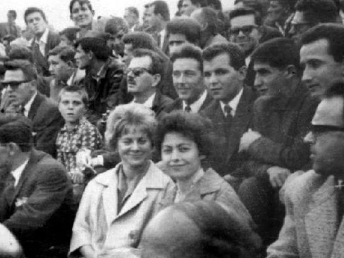 Ρετρό: Ο Βασίλης Τσιτσάνης παρακολουθεί τον αγώνα μπαράζ ΑΟ Τρίκαλα-Ολυμπιακός Βόλου