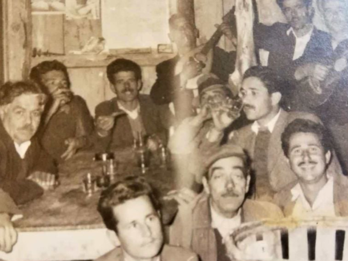 ΡΕΤΡΟ: Παρέα κανταδώρων στο γνωστό καφενείο του Τσιλιρίδη