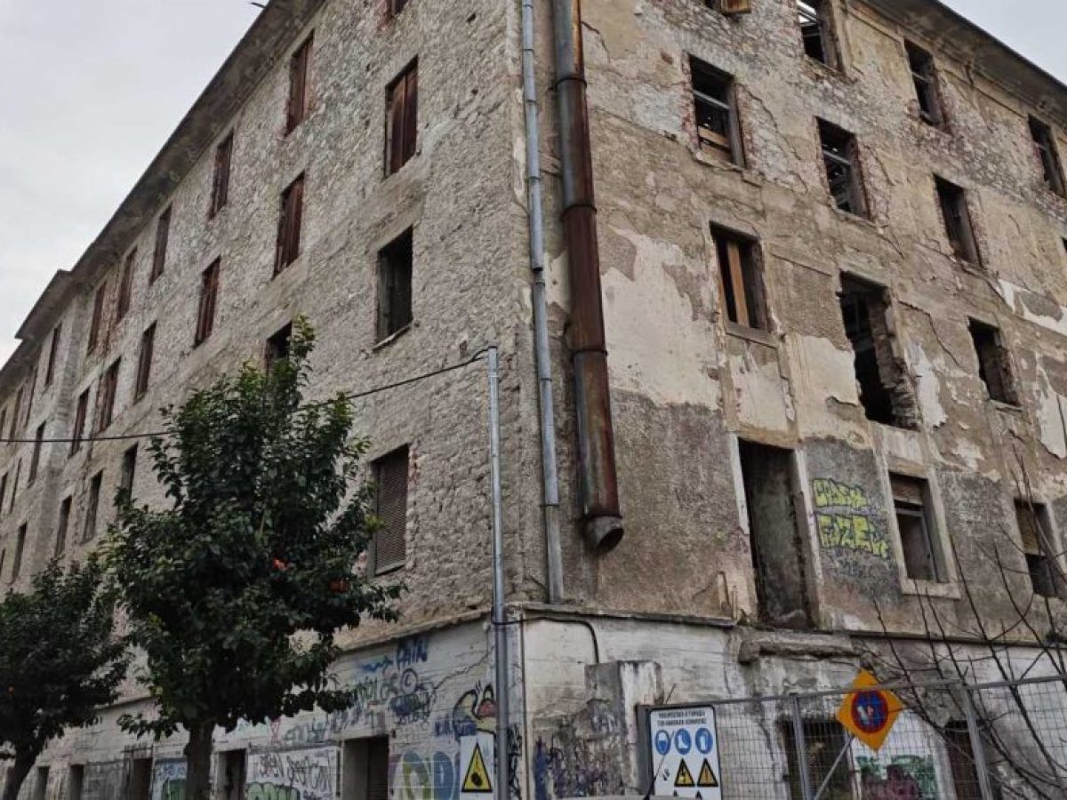 «Ρημάζουν» διατηρητέα κτήρια του Πανεπιστημίου Θεσσαλίας!