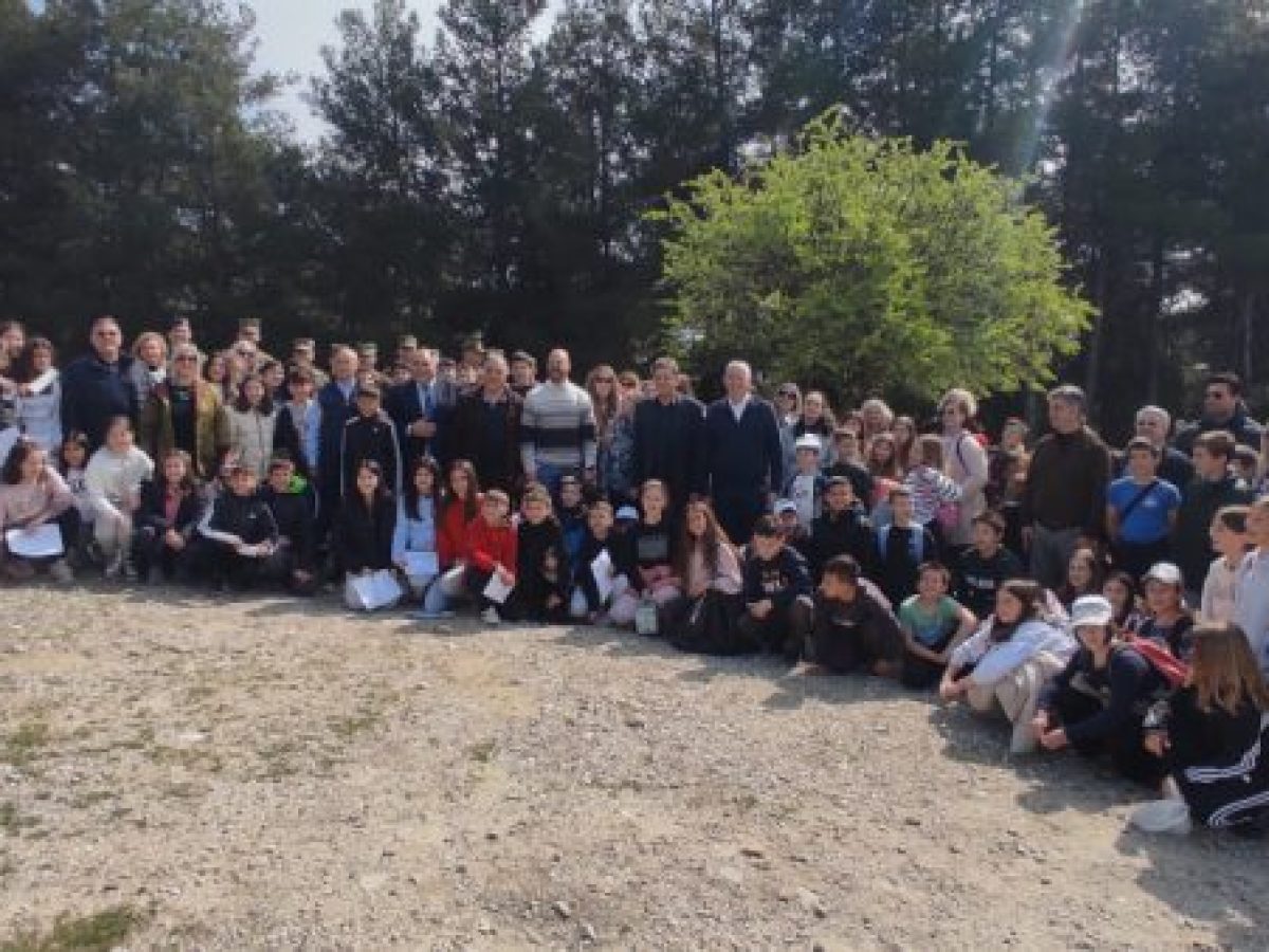 «Ρίζες Μνήμης και Ελπίδας»: Μαθητές της Πρωτοβάθμιας Εκπαίδευσης Τρικάλων δενδροφυτεύουν στο «Άλσος Αγνοουμένων Κύπρου 1974