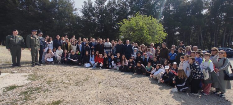 rizes-mnimis-ke-elpidas-mathites