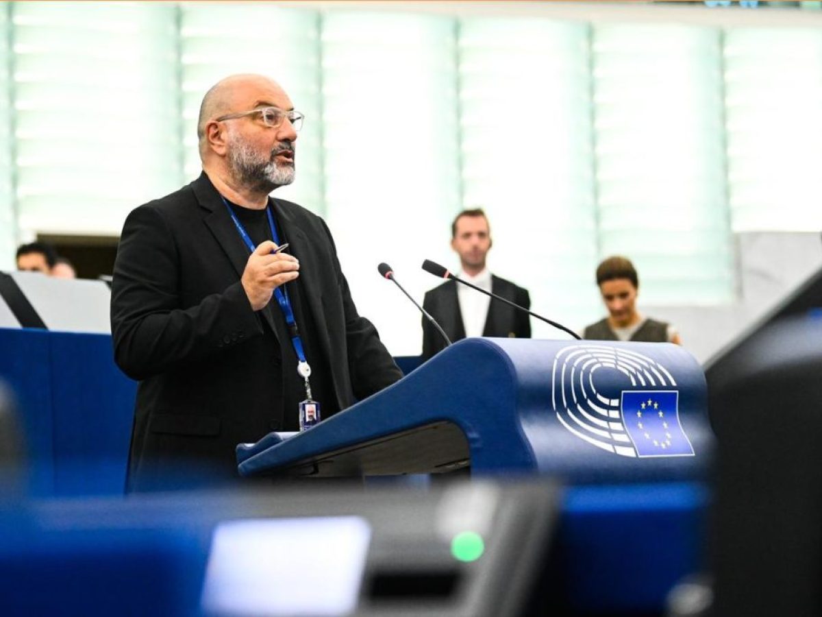 Σάκης Αρναούτογλου στην Ολομέλεια: Ισχυρή προστασία για τον Ταξιδιώτη, καθαροί κανόνες για τον Τουρισμό.