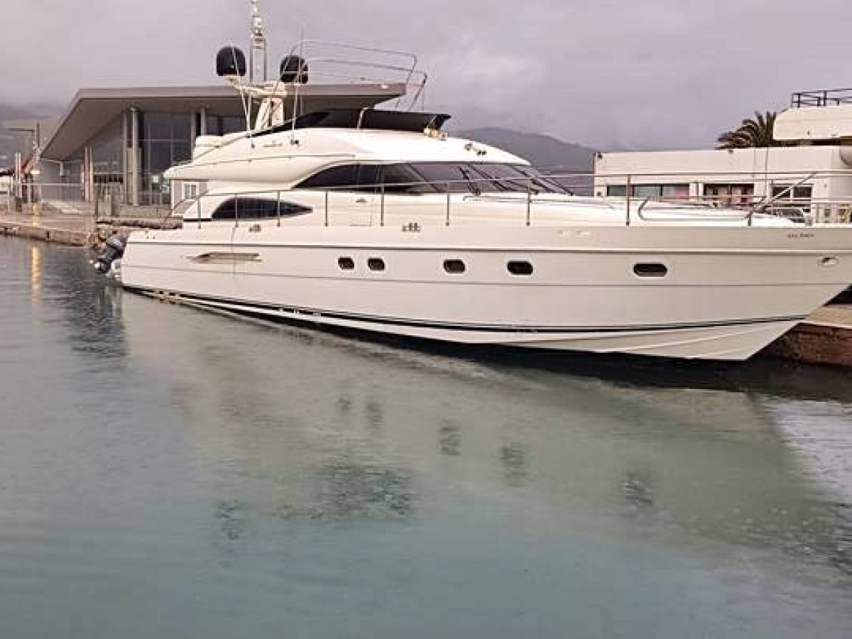 Σάμος: Ένας χρόνος πέρασε και ακόμα δεμένο το “Black Pearl” στο τουριστικό λιμάνι.  Και τα ερωτήματα μένουν…