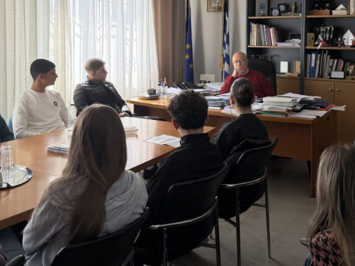 Σαντορίνη: Επίσκεψη του 15μελους συμβουλίου του Γυμνασίου Φηρών στο Δημαρχείο