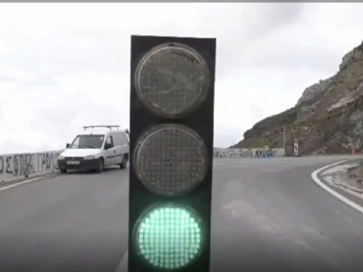 Σαντορίνη: Προσωρινές κυκλοφοριακές ρυθμίσεις στο σημείο της κατολίσθησης