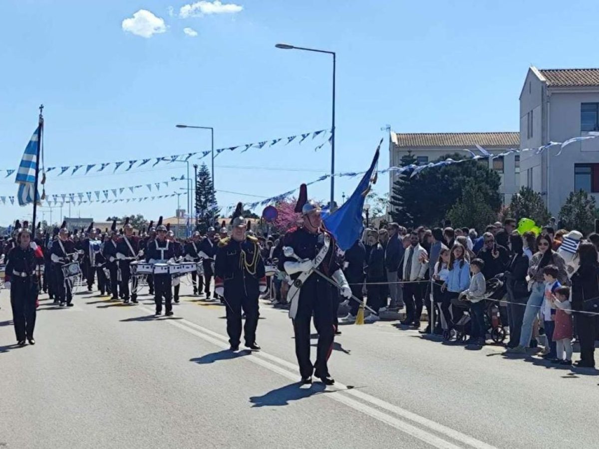Σε γιορτινή ατμόσφαιρα η παρέλαση της 25ης Μαρτίου στη Λευκάδα