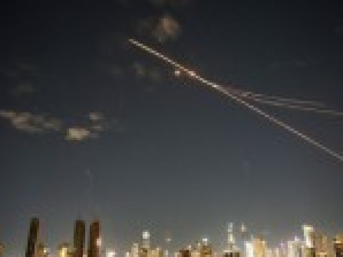 Σενάρια για σχέδιο 15 σημείων των ΗΠΑ προς το Ιράν ενώ ο Τραμπ στέλνει στρατιώτες στη Μέση Ανατολή