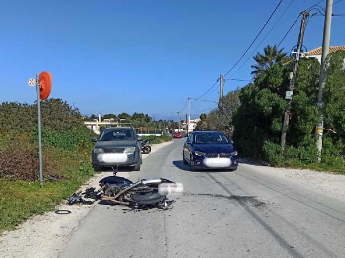 Σφοδρή σύγκρουση μηχανής με αυτοκίνητο στην Αρίωνος από Αρτέμιδα προς Ραφήνα – Δύο τραυματίες! (φωτό)