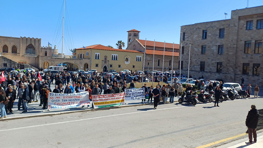 sigkentrosi-diamartirias-stin-platia-dimarchiou