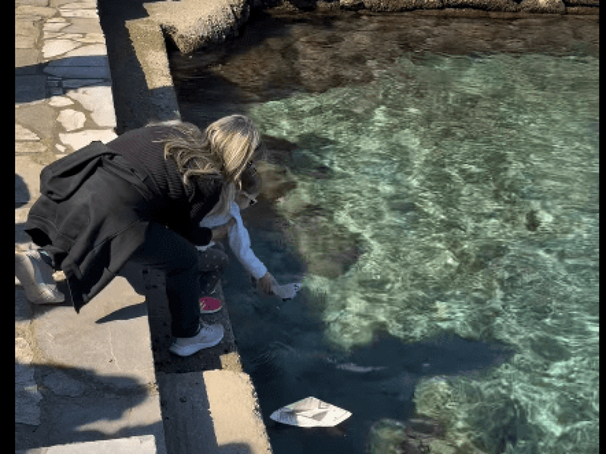 Συγκίνηση στη Σύμη για τα Τέμπη – Παιδιά άφησαν 57 χάρτινα καραβάκια