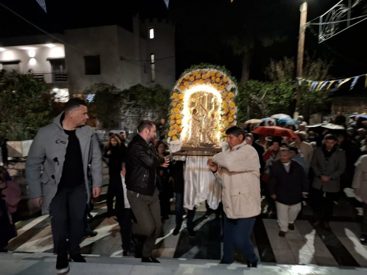 Συγκίνηση στην Εύβοια: Με βροχή η λιτανεία της εικόνας της Ευαγγελίστριας στην Αμάρυνθο (pics)