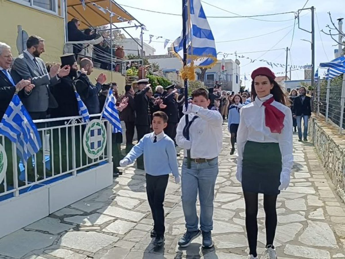 Συγκίνηση στην  παρέλαση των δύο μαθητών του Αγαθονησίου και των παιδιών που ήρθαν από τα  Βριλήσσια