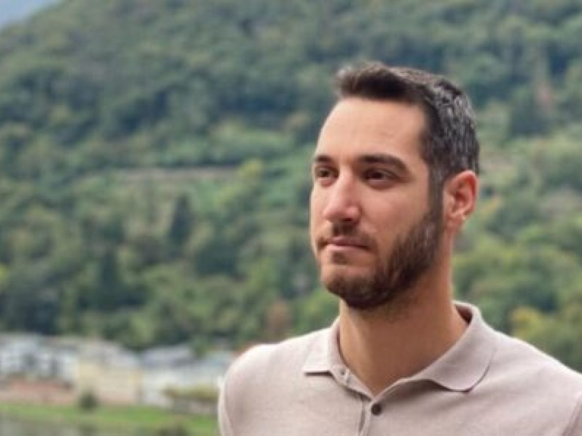 Συγκλονίζει ο Γιάννης Μπαρμπούνης από τον Αλισσό: «Είδα την τροχιά των πυραύλων πάνω από το κεφάλι μου»