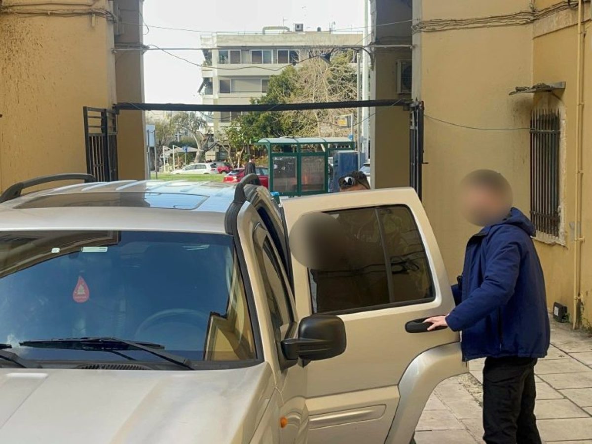 Σήμερα η απολογία του Πολωνού για κατασκοπεία στη Σούδα – Από «κόσκινο» οι ηλεκτρονικές συσκευές που είχε στο βαν