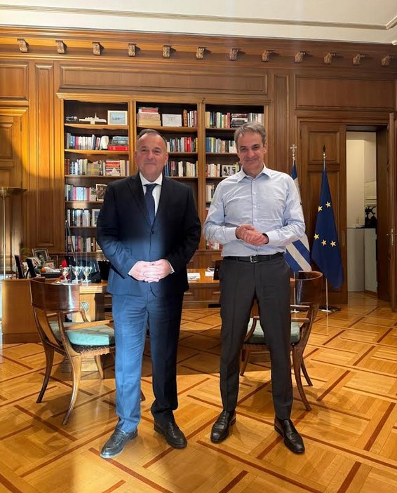 sinantisi-gianni-pappa-me-ton-1