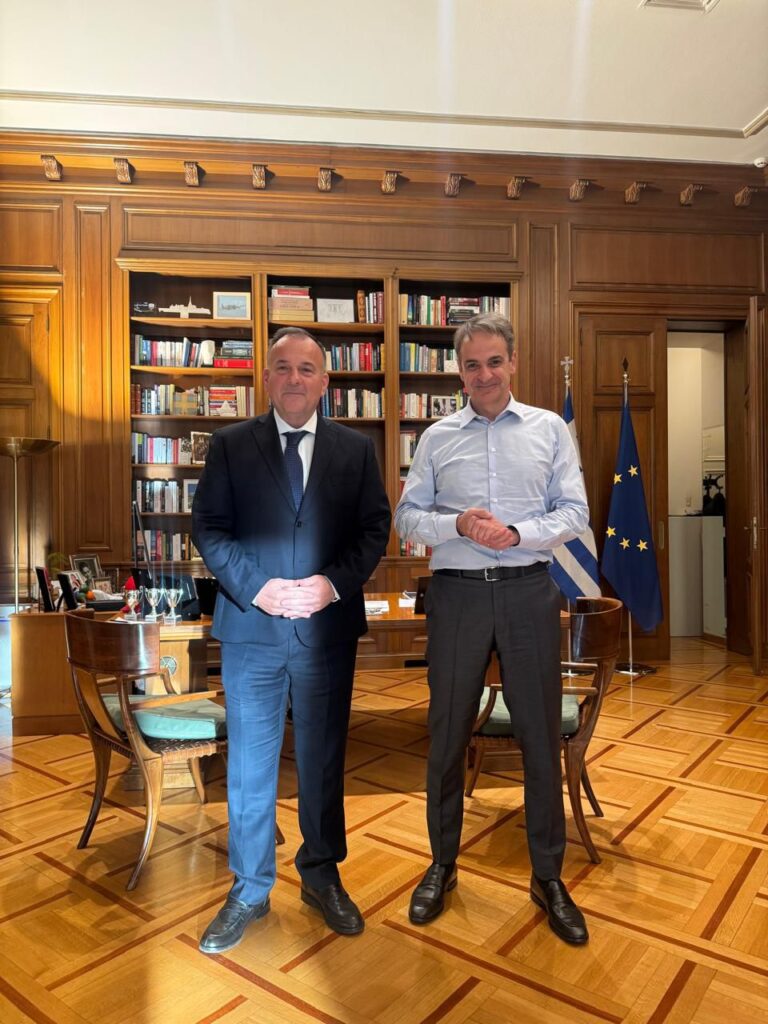 sinantisi-gianni-pappa-me-ton-3