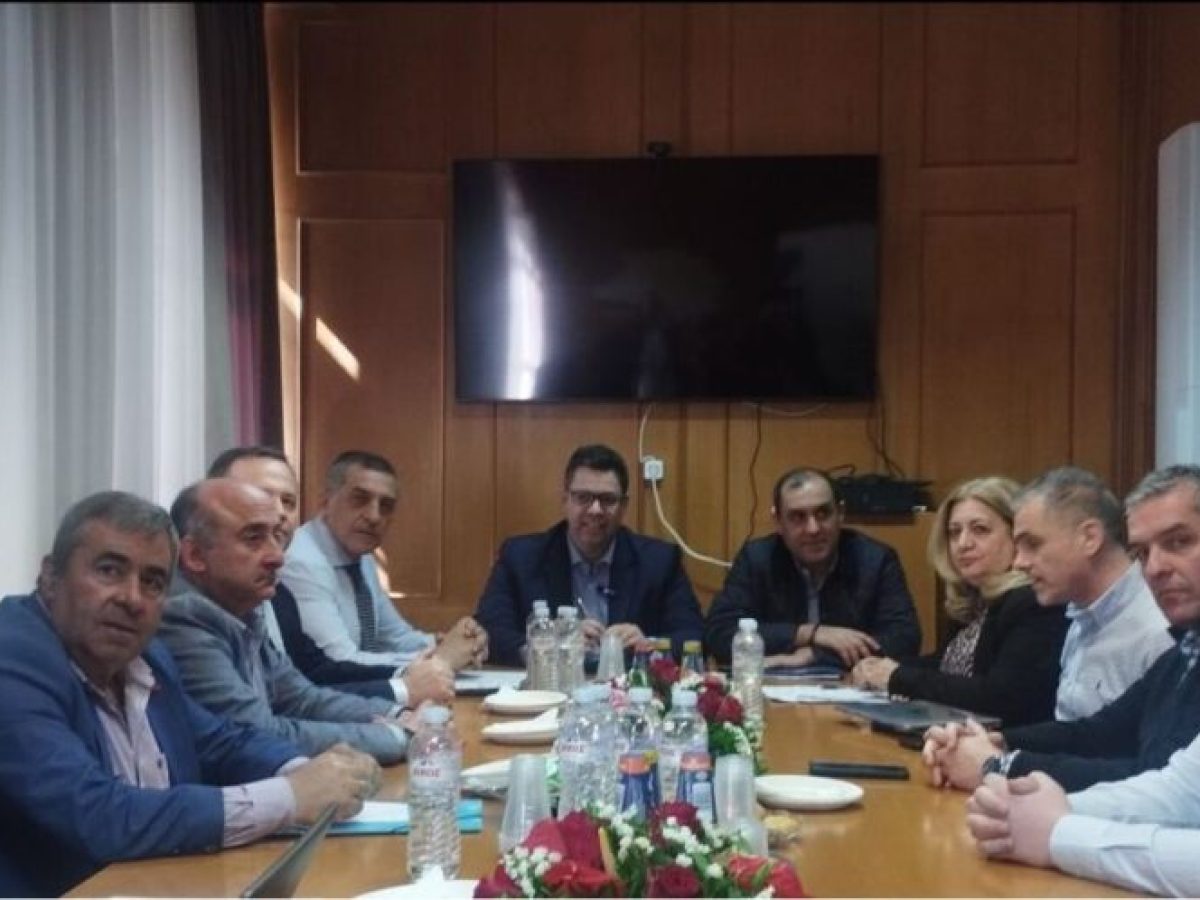 Συνάντηση στην Π.Ε. Τρικάλων με επίκεντρο έργα υποδομών και την ενίσχυση της τοπικής κοινωνίας
