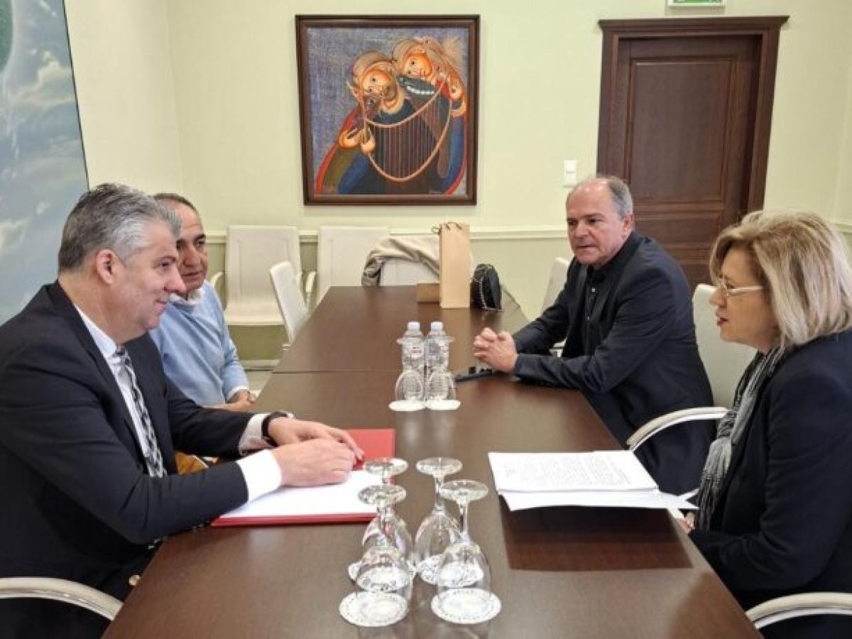 Συνάντηση του περιφερειάρχη ΑΜΘ Χριστόδουλου Τοψίδη με την Γενική Πρόξενο της Ρουμανίας στη Θεσσαλονίκη