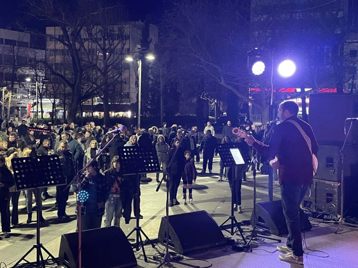 Συναυλία για τα θύματα της τραγωδίας των Τεμπών στη Λάρισα (ΒΙΝΤΕΟ – ΦΩΤΟ)