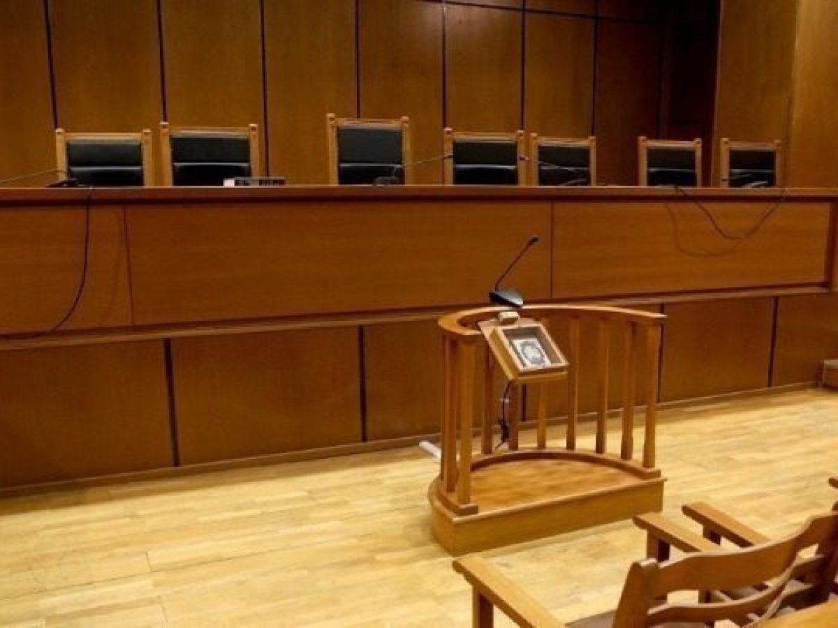 Συνελήφθη μέσα στα δικαστήρια Λάρισας να βγάζει φωτογραφία την ώρα της δίκης