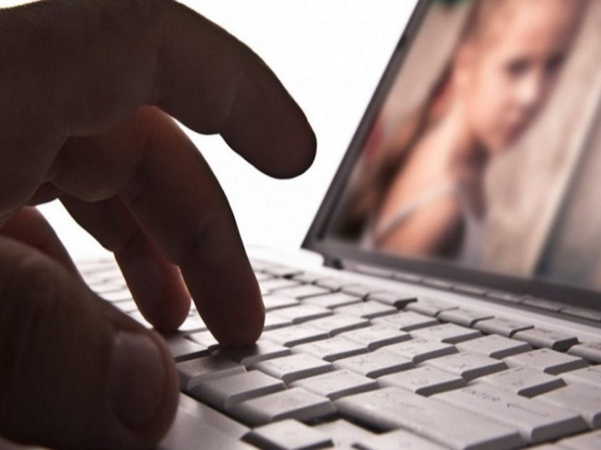 Συνελήφθη πρώην μαιευτήρας για πορνογραφία ανηλίκων στην Πάτρα: Έβγαζε γυμνές φωτογραφίες τα εγγόνια του