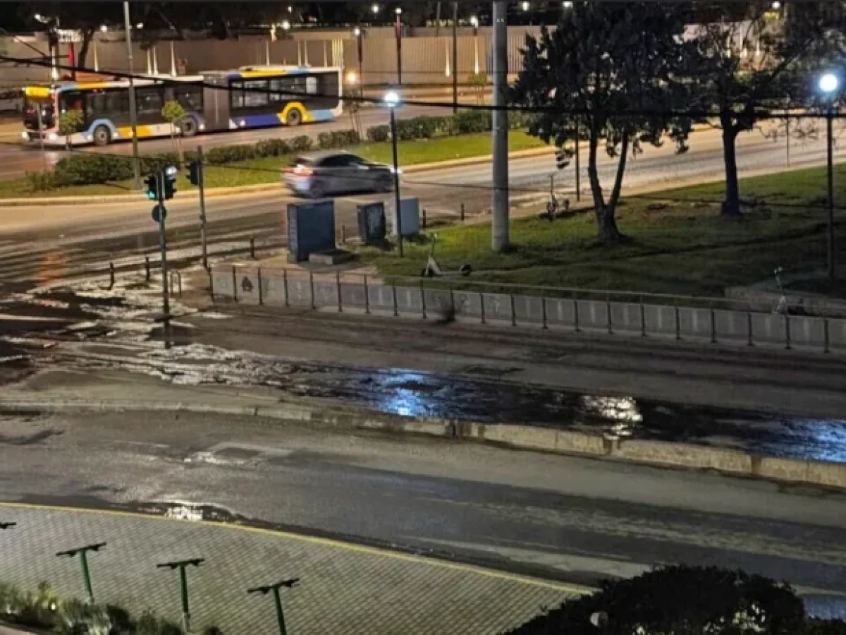 Σύνορα Γλυφάδας – Βούλας: Λιμνάζοντα νερά «τυφλώνουν» τη μοναδική διάβαση πεζών στην παραλιακή