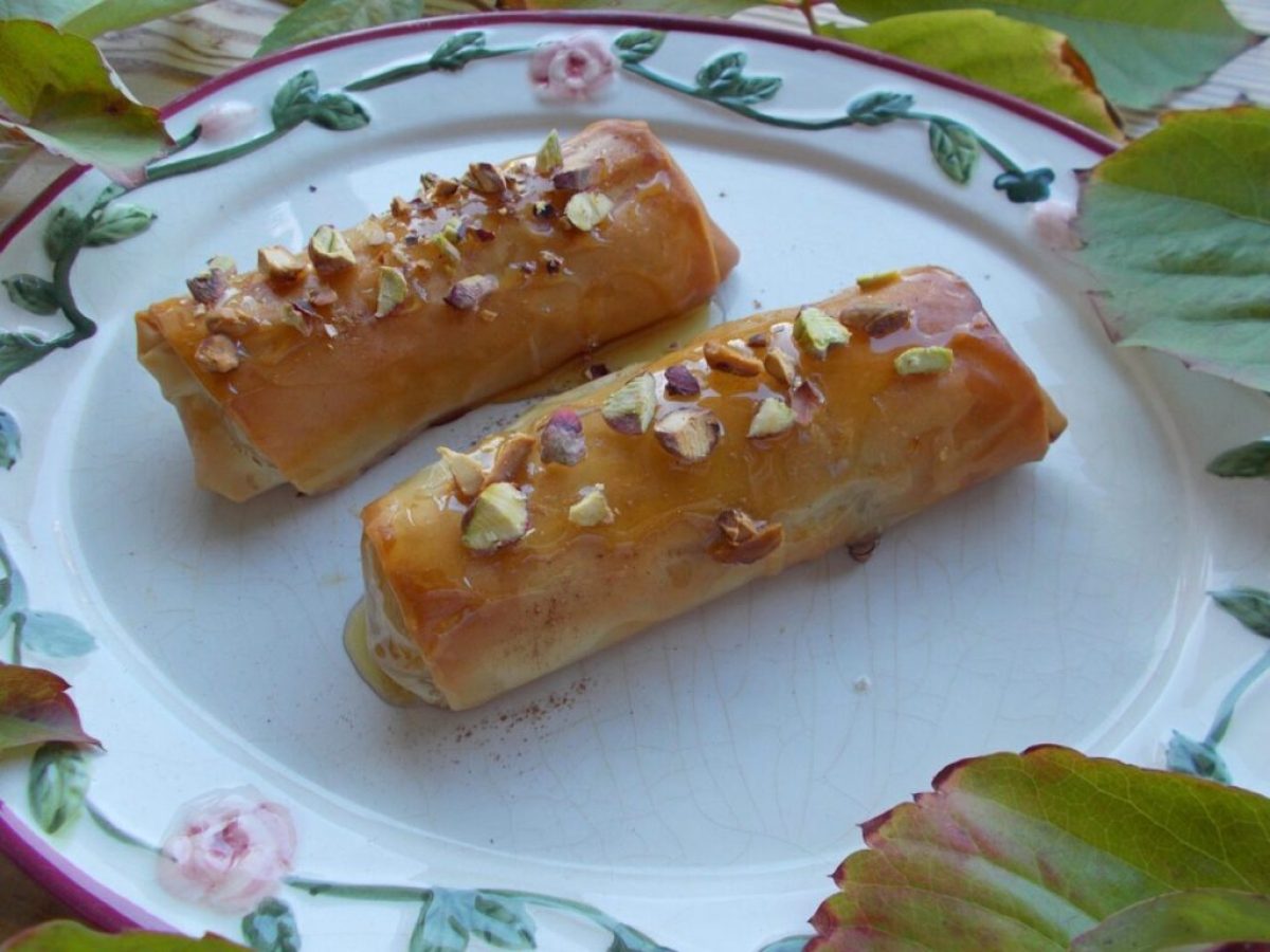 Σιροπιαστά για ατομικά μπουρεκάκια με βελούδινη γαλατένια κρέμα