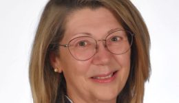 siros-protes-daskales-koritsion-stin