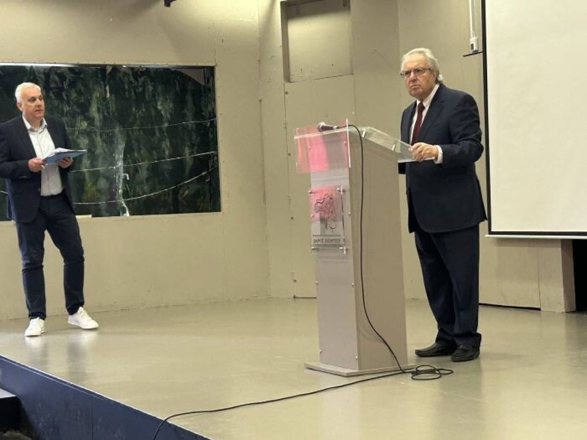 Συζήτηση μαθητών του Δήμου Διονύσου με τον Καθηγητή Γλωσσολογίας Γεώργιο Μπαμπινιώτη