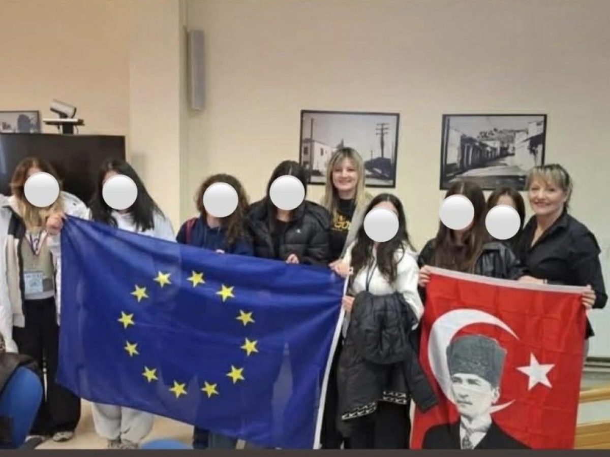 Σοκ στην Ελασσόνα: Αντιδήμαρχος φωτογραφήθηκε με σημαία του Κεμάλ Ατατούρκ