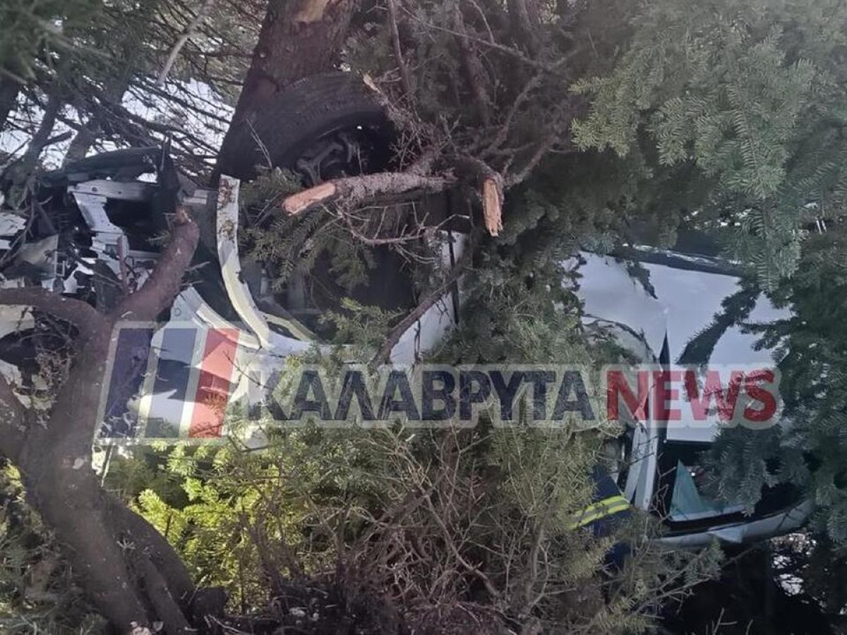 Σοκαριστικό τροχαίο στα Καλάβρυτα – Νεαρή οδηγός σώθηκε από θαύμα όταν έφυγε στα δέντρα με το όχημά της