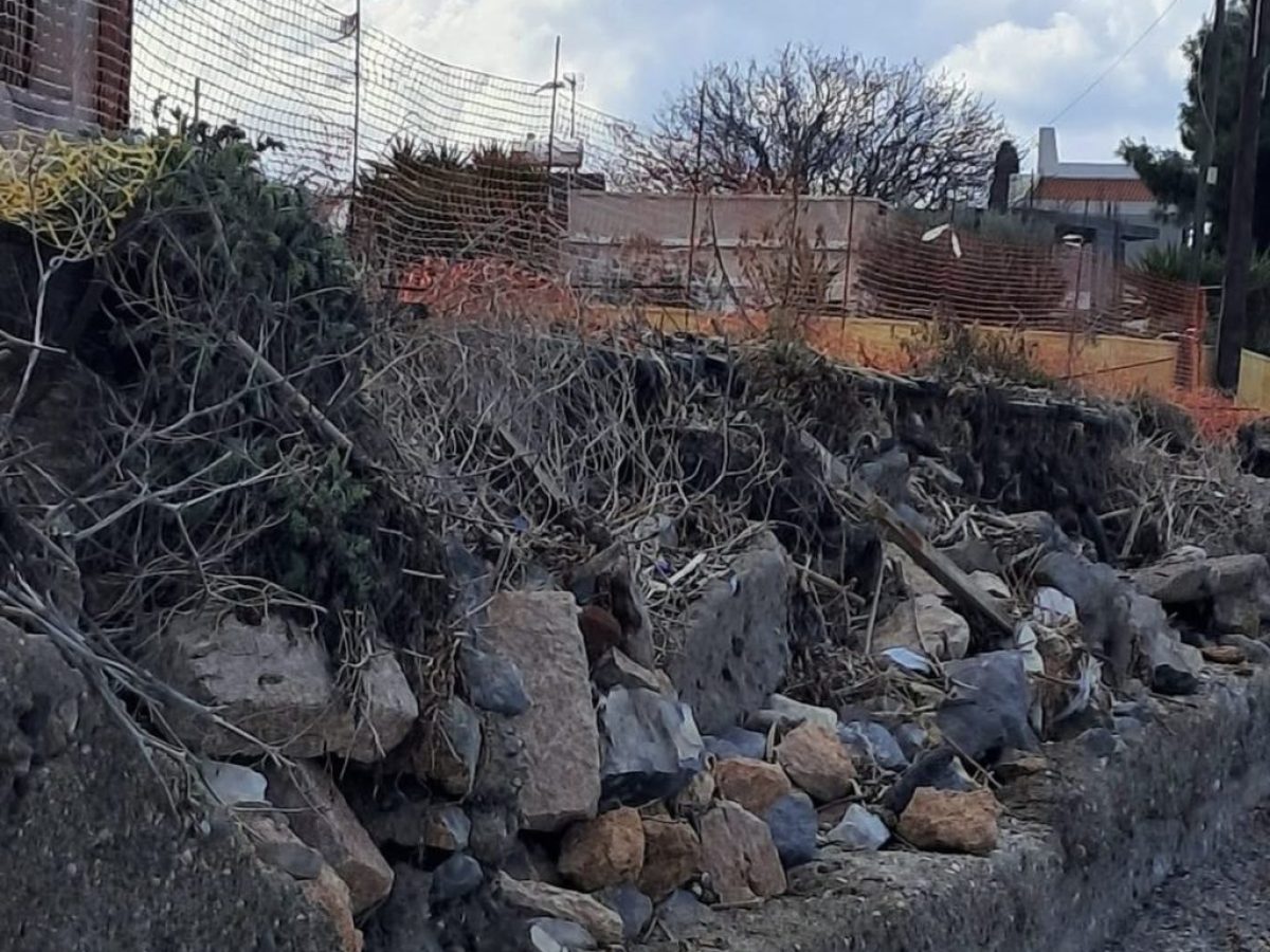Σοβαρός κίνδυνος για πεζούς και οχήματα στην Εύβοια: Κατέρρευσε τοιχίο