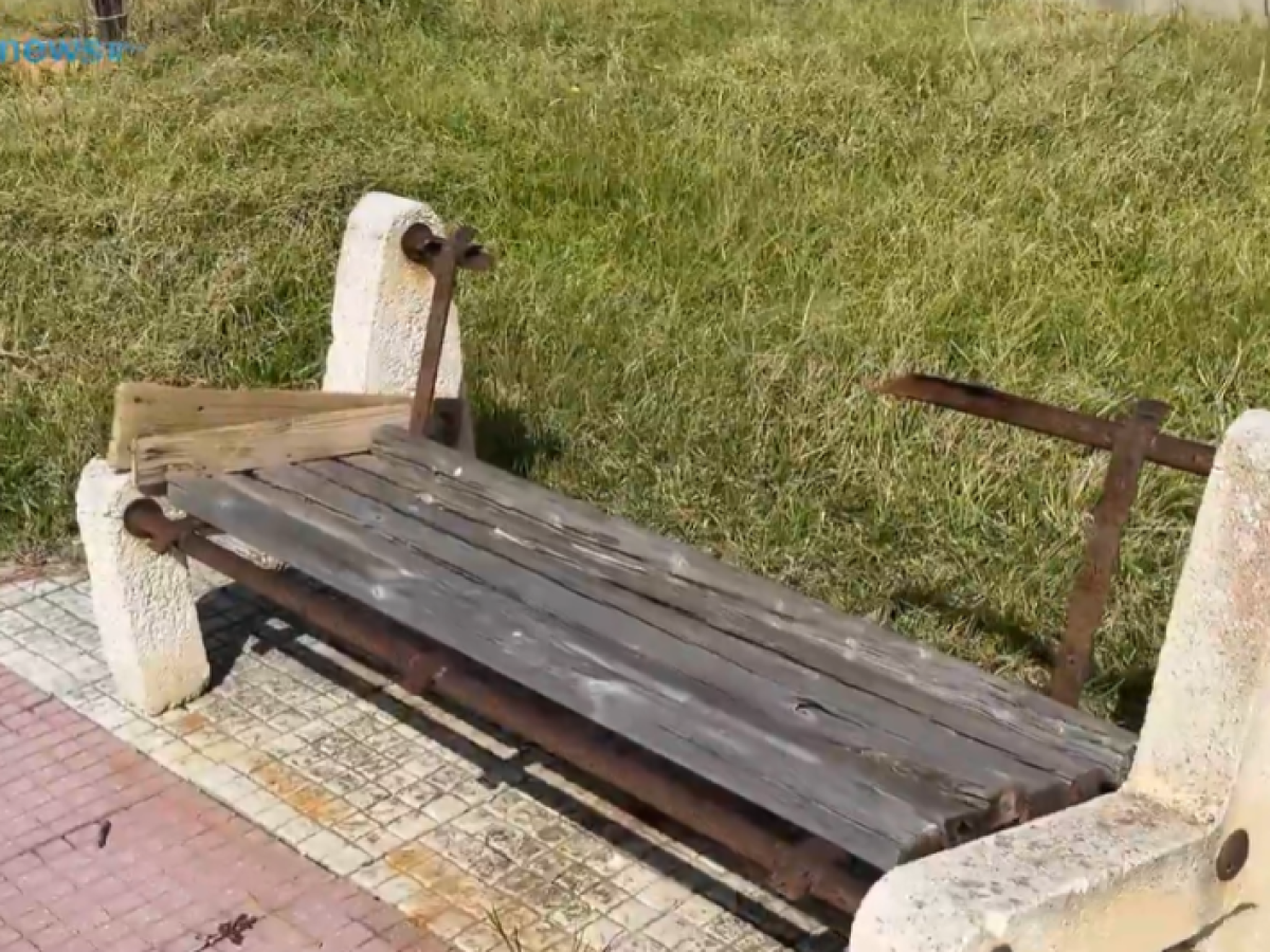 Σπασμένα παγκάκια, σκουριασμένα φώτα στην παραλία Μακύνειας – Τι είπε ο πρόεδρος της κοινότητας. Βίντεο