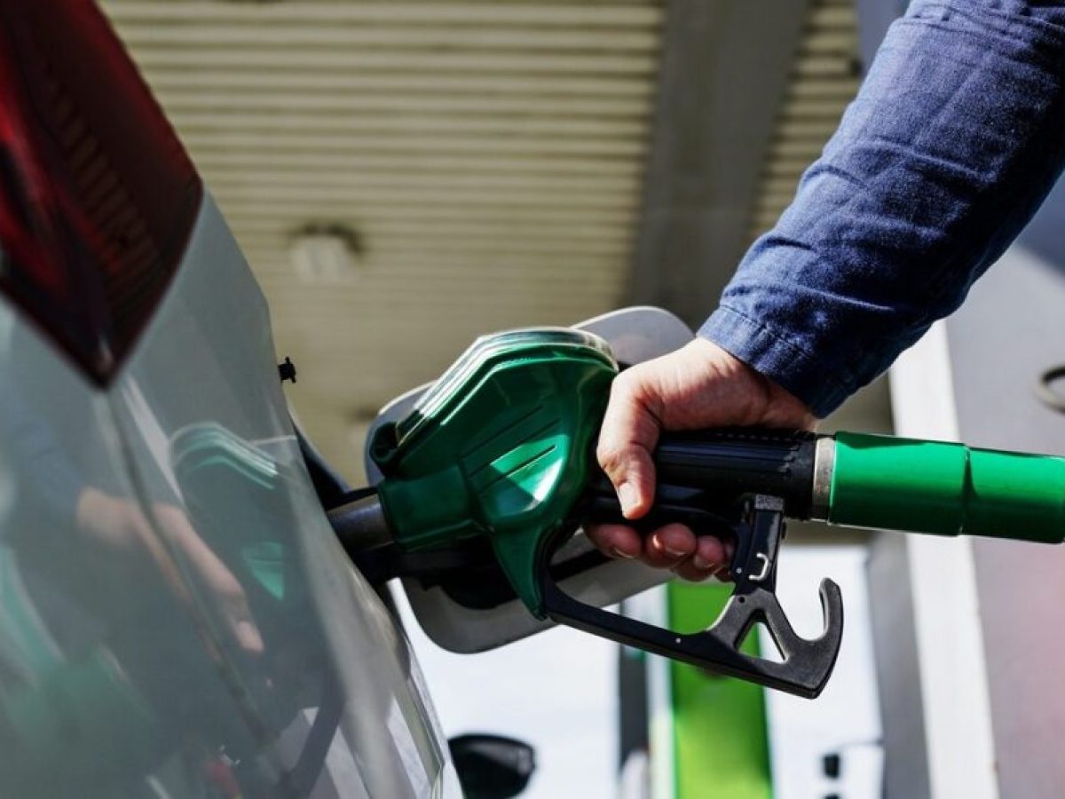 Στα 1,95 ευρώ η μέση τιμή της αμόλυβδης στις Κυκλάδες – Πόσο κοστίζει σε κάθε νησί