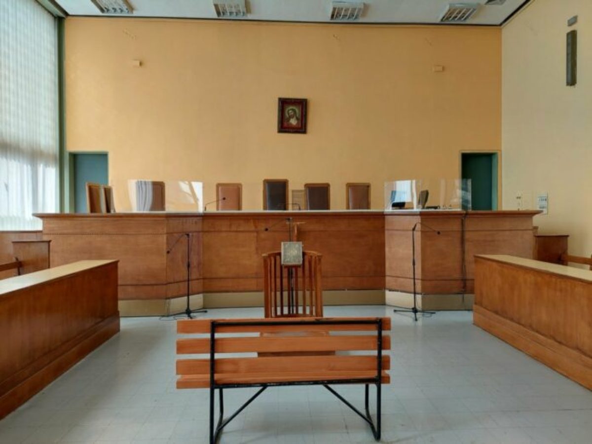 «Στα μαχαίρια» δυο αδέρφια για ένα οικογενειακό οικόπεδο – Πώς κατέληξαν στο Αυτόφωρο