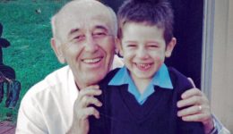 sti-mnimi-tou-pappou-elliniko