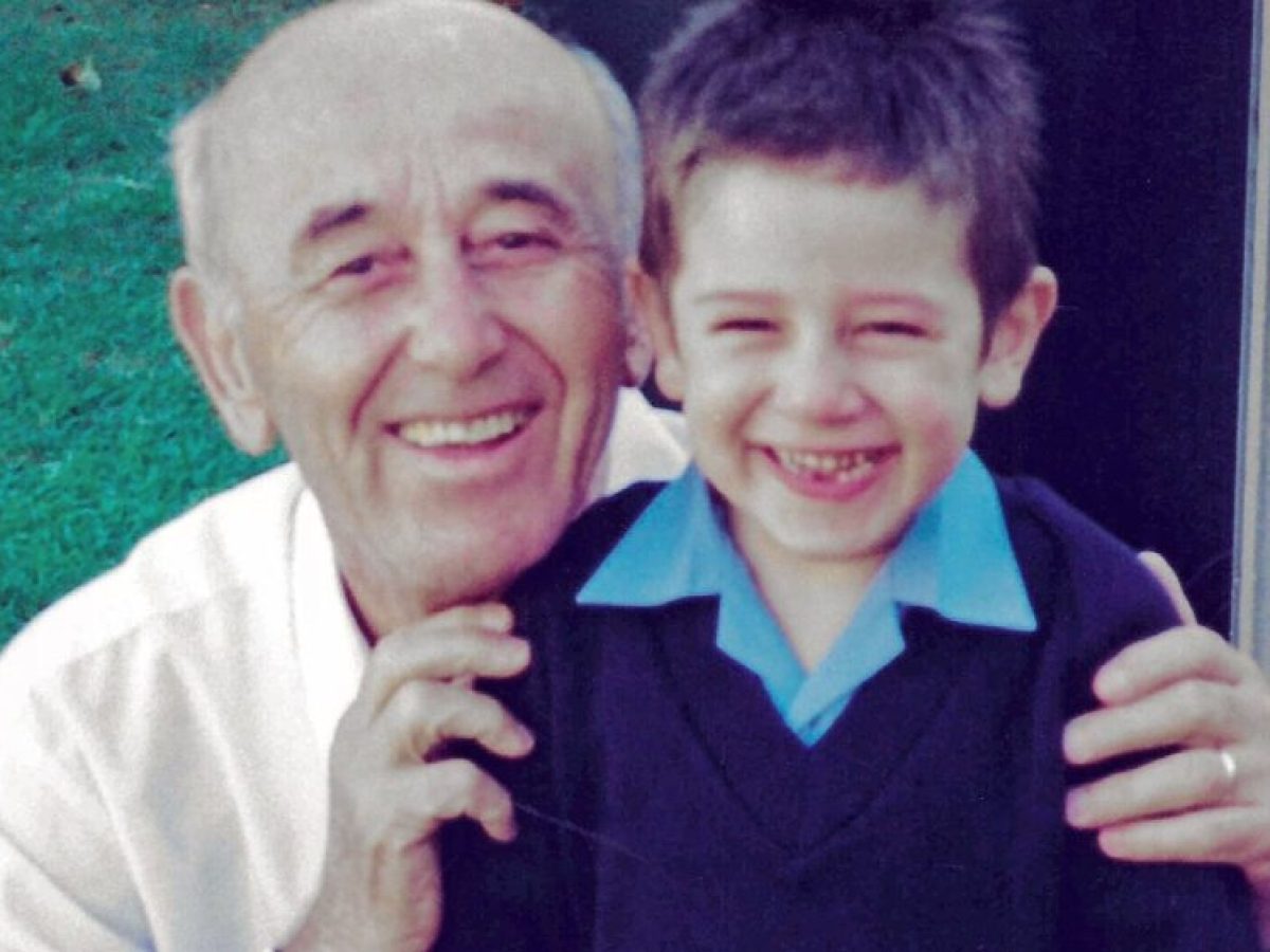 Στη μνήμη του παππού: ελληνικό κομμωτήριο στο Μπρίσμπαν στηρίζει την έρευνα για τον καρκίνο του αίματος