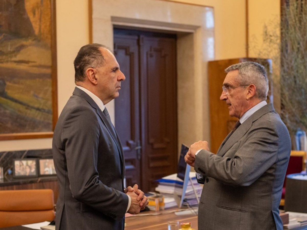 Στη Ρόδο ο υπουργός Εξωτερικών Γεράσιμος Γεραπετρίτης – Συναντήθηκεμε τον Περιφερειάρχη Νοτίου Αιγαίου Γιώργο Χατζημάρκο