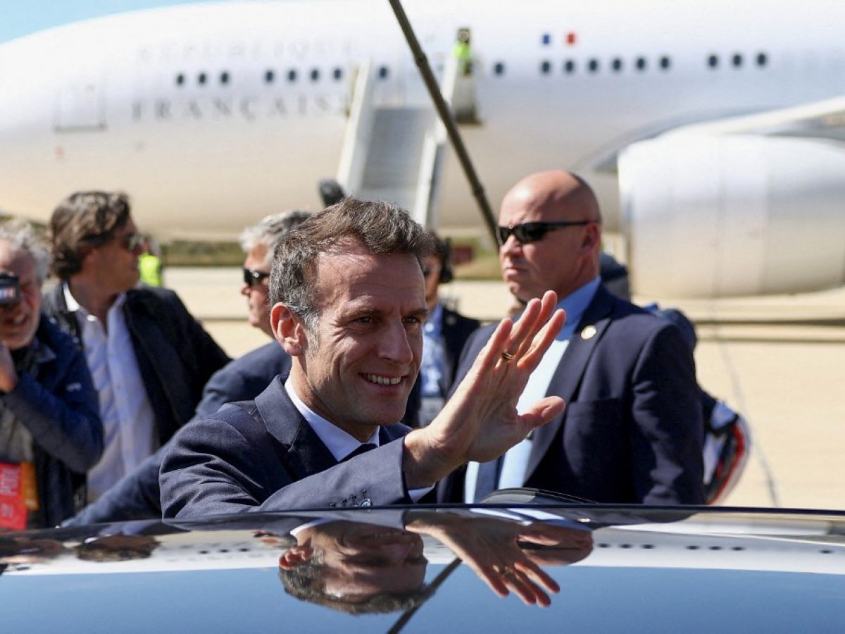 Στη Σούδα ο Μακρόν – Συνάντηση με Δένδια και επίσκεψη στο αεροπλανοφόρο «Σαρλ ντε Γκoλ»