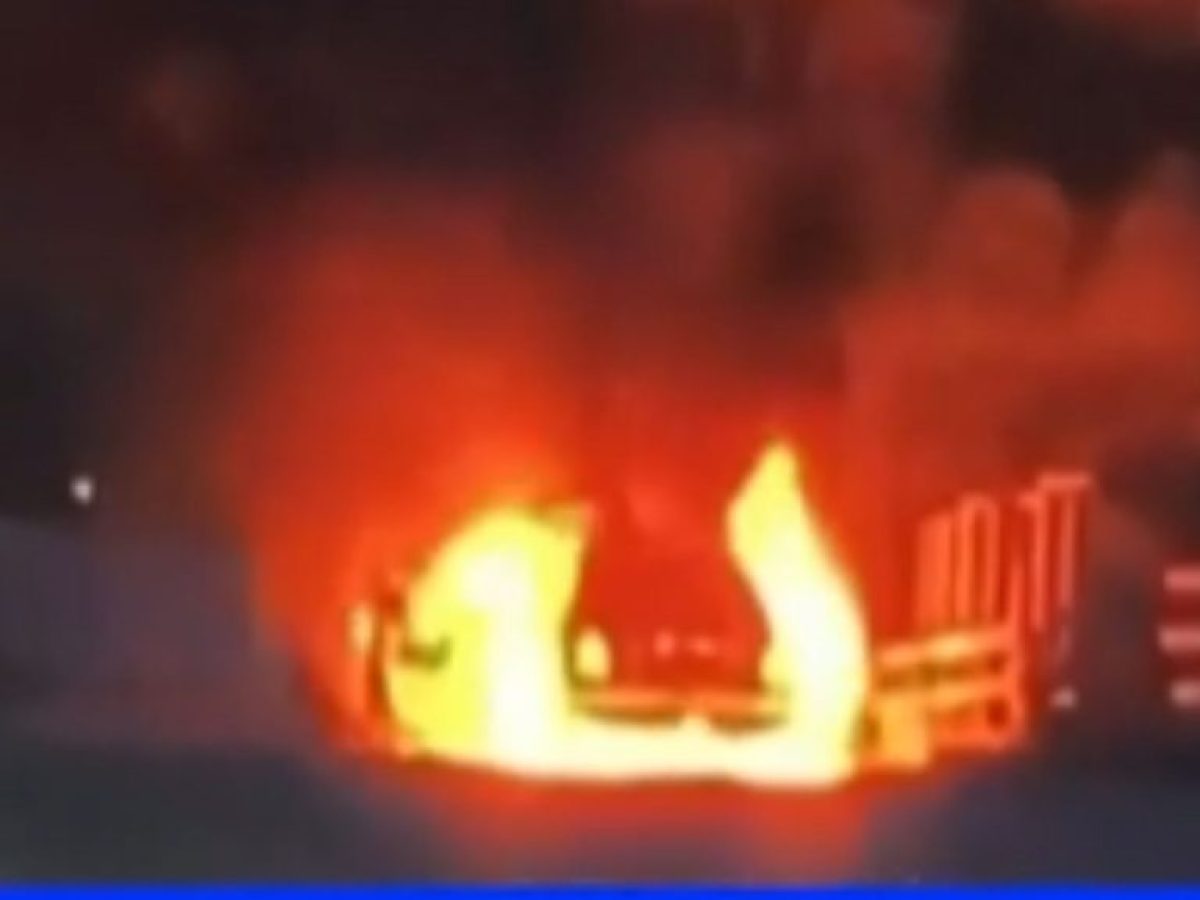 Στιγμές πανικού στον Άγιο Δημήτριο: Αυτοκίνητο πήρε φωτιά εν κινήσει – Σώθηκε την τελευταία στιγμή ο οδηγός